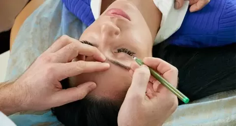 Cataract Surgery – How To Choose The Best Eye Care Center?